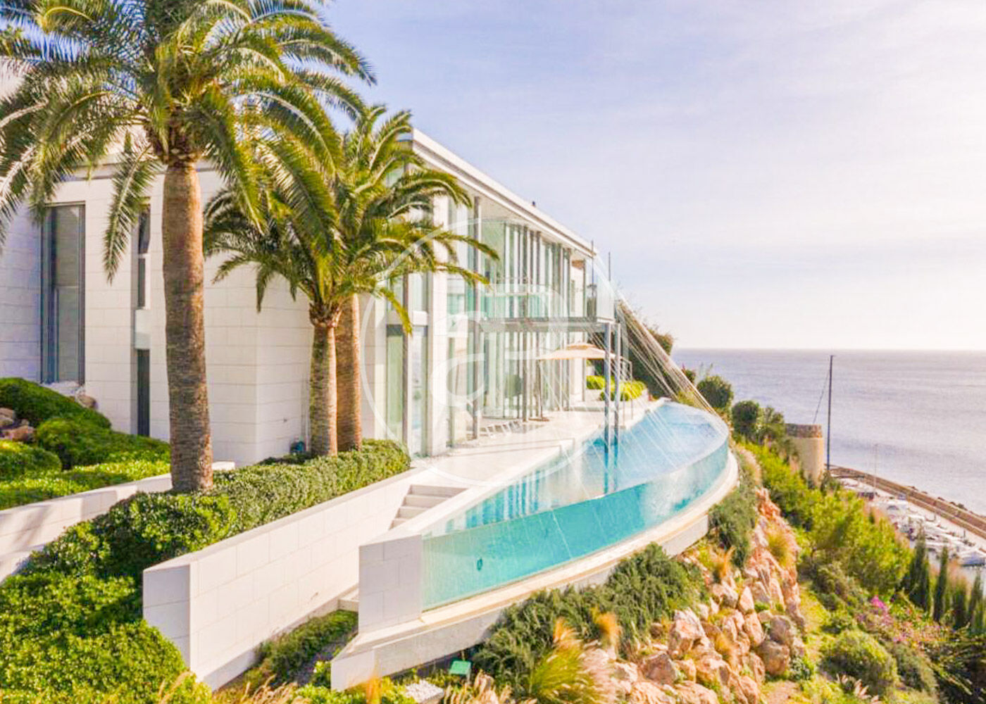 Villa en venta en primera línea del mar