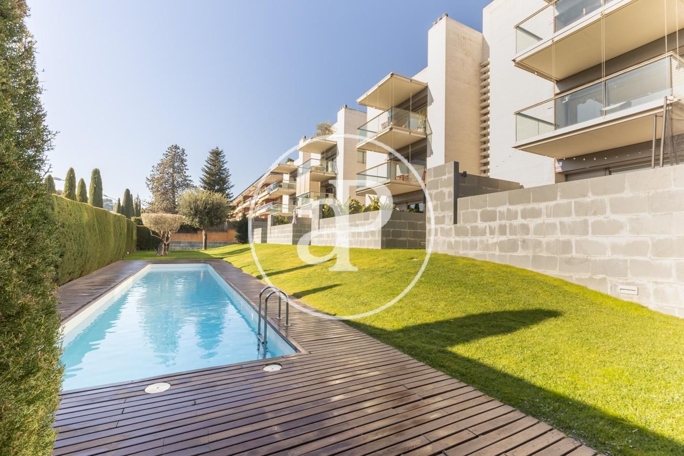 Amplio piso en l’Eixample con terraza y piscina comunitaria