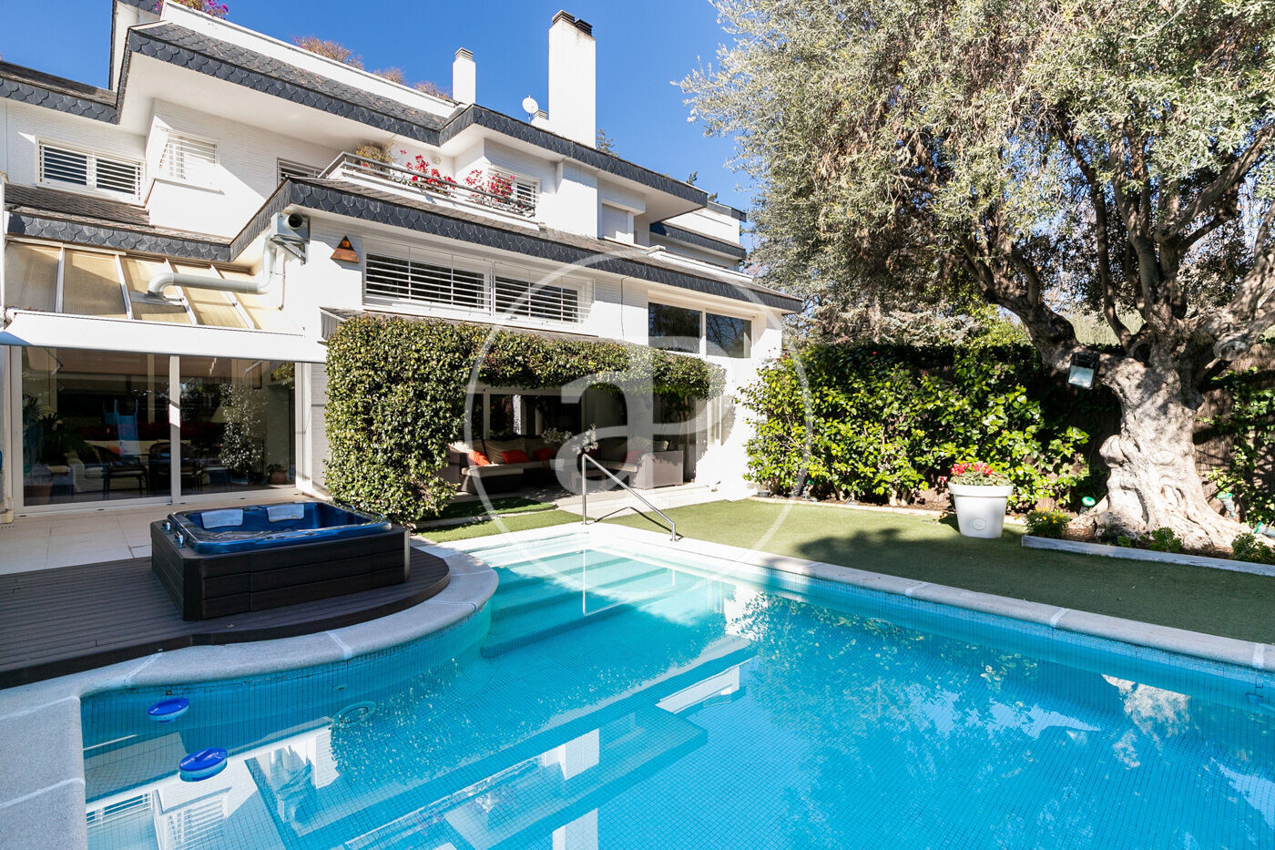 Magnificent semi-detached house for sale with private pool in Pedralbes (Barcelona)