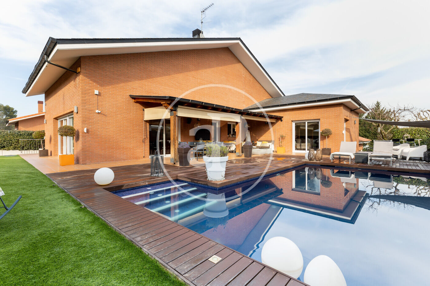 Casa en venta con jardín y piscina en Sant Quirze del Vallés.