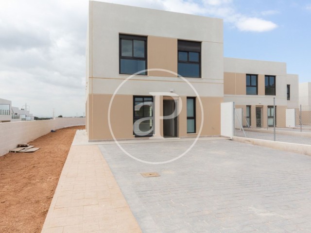 Semi-detached house new construction in Torre en Conill